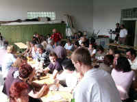 maibaum_umschmeissen_2003_5.jpg (36850 Byte)