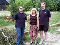 maibaum_umschmeissen_2003_c.jpg (46301 Byte)